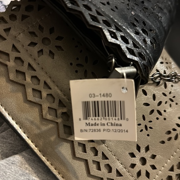 New crossbody purse with metallic design chain strap color of hematite 7”x5.5” - Picture 5 of 10